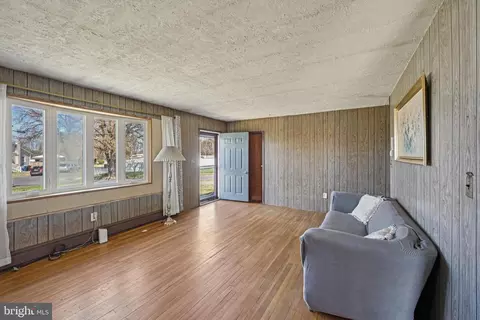 Living - 600 Bem St, Riverside, NJ 08075 photo 2 of 4
