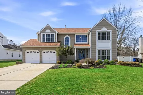 8 Chaucer Ln, Medford, NJ 08055