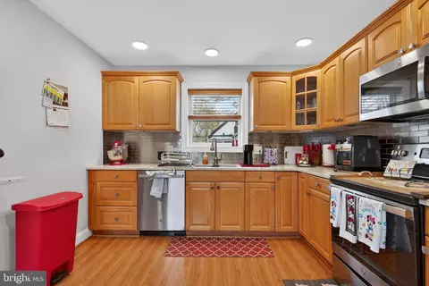 Entry Way - 109 E Mill Rd, Maple Shade, NJ 08052 photo 3 of 4