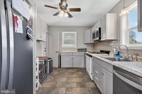 Entry Way - 505 Monroe St, Riverside, NJ 08075 photo 2 of 6