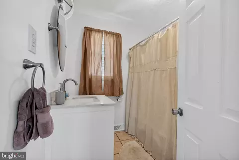 Entry Way - 505 Monroe St, Riverside, NJ 08075 photo 3 of 6