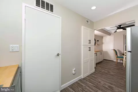 Entry Way - 3045 Harbour Dr, Palmyra, NJ 08065 photo 3 of 3