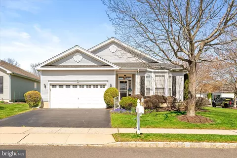 25 Chamber Ln, Columbus, NJ 08022