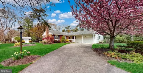 7 Pin Oak Trl, Medford, NJ 08055
