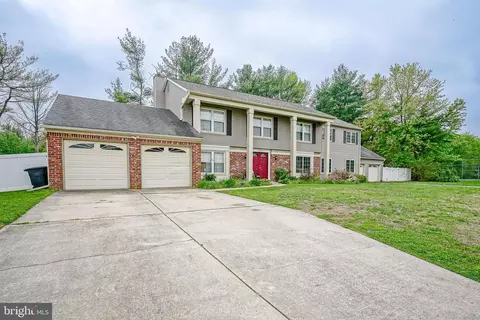 514 Meadow Ct, Mount Laurel, NJ 08054