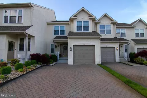 8 Heron Pointe Ct, Marlton, NJ 08053