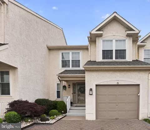 8 Heron Pointe Ct, Marlton, NJ 08053