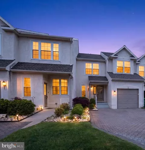 8 Heron Pointe Ct, Marlton, NJ 08053