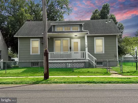 438 W 3rd St, Florence, NJ 08518