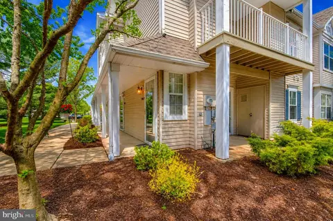 906 B Oliphant Ln, Mount Laurel, NJ 08054