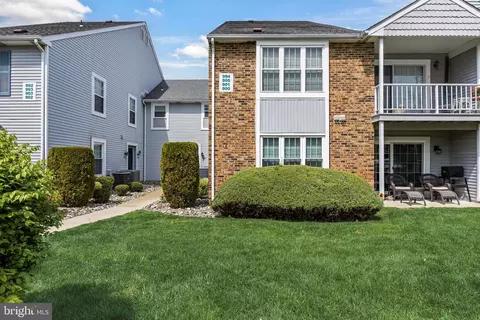 995 Scotswood Ct # B, Mount Laurel, NJ 08054