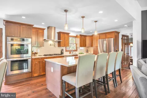 2 Pin Oak Trl, Medford, NJ 08055