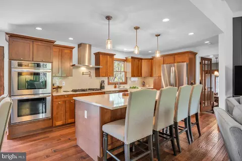 2 Pin Oak Trl, Medford, NJ 08055