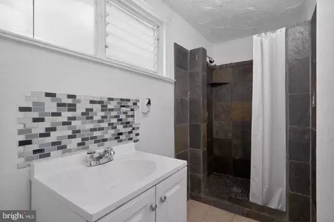 Bath - 236 Kossuth St, Riverside, NJ 08075 photo 1 of 1