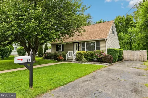 13 Spruce Ave, Bordentown, NJ 08505