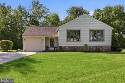 2 Glacier Dr, Cinnaminson, NJ 08077