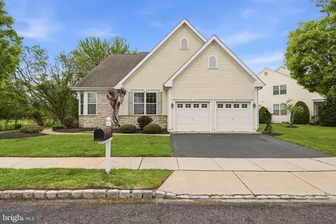 5 Hibiscus Dr, Marlton, NJ 08053