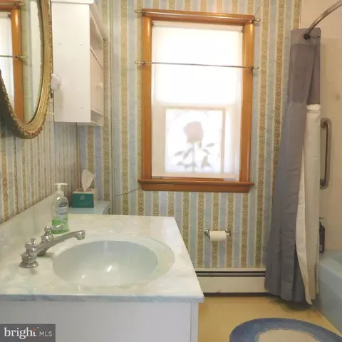 Bath - 910 Hubbs St, Delran, NJ 08075 photo 2 of 2