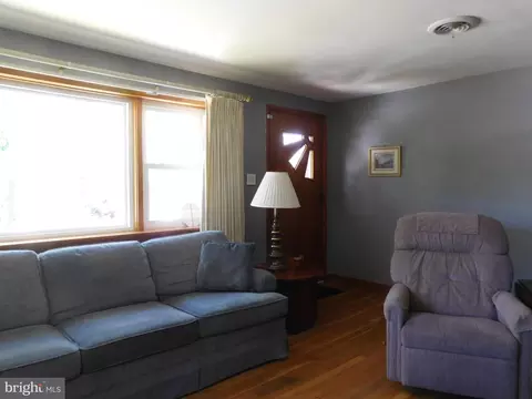 Living - 910 Hubbs St, Delran, NJ 08075 photo 1 of 2