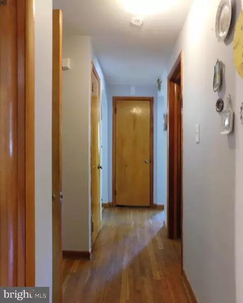 Entry Way - 910 Hubbs St, Delran, NJ 08075 photo 2 of 2