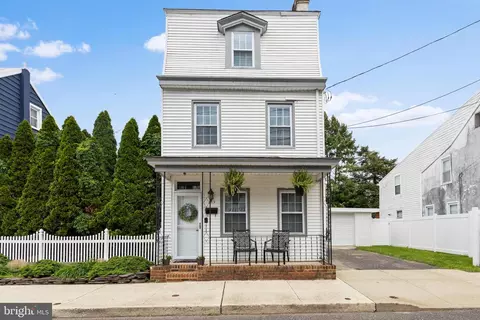 213 Saint Mary St, Burlington, NJ 08016