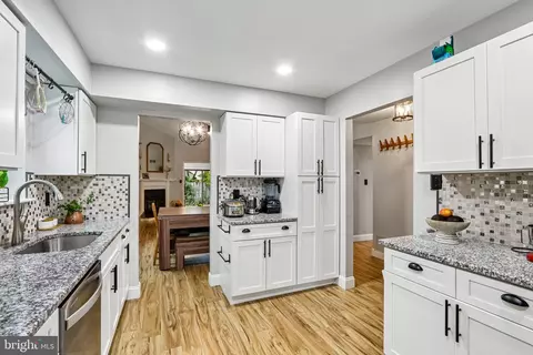 Entry Way - 5 E Oleander Dr, Mount Laurel, NJ 08054 photo 3 of 6