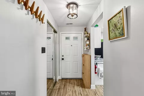 Entry Way - 5 E Oleander Dr, Mount Laurel, NJ 08054 photo 2 of 6