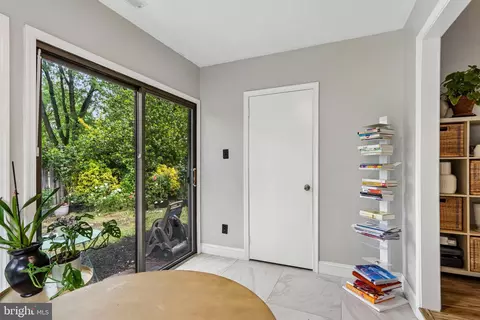 Entry Way - 5 E Oleander Dr, Mount Laurel, NJ 08054 photo 5 of 6