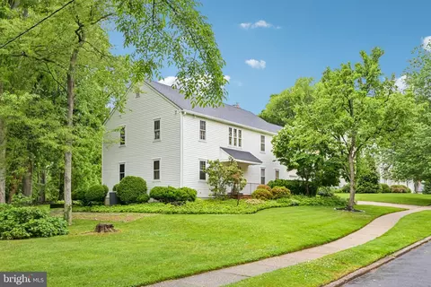 12 Circle Dr, Moorestown, NJ 08057