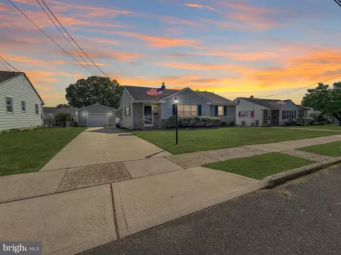 384 E 3rd St E, Florence, NJ 08518