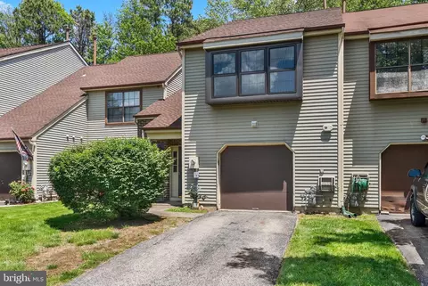 12 Fairway Ct, Marlton, NJ 08053