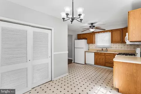 Entry Way - 332 Bailey Ave, Maple Shade, NJ 08052 photo 2 of 5