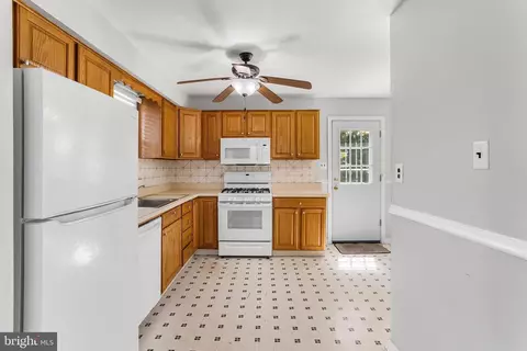 Entry Way - 332 Bailey Ave, Maple Shade, NJ 08052 photo 1 of 5