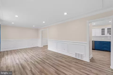 Entry Way - 401 Jefferson Ave, Beverly, NJ 08010 photo 2 of 4