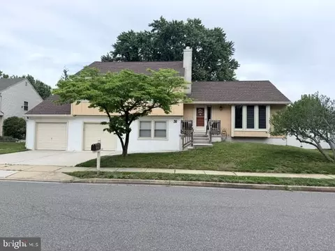 31 Gardenia Dr, Mount Laurel, NJ 08054