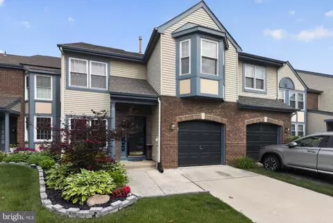 6 Hilltop Ln, Medford, NJ 08055