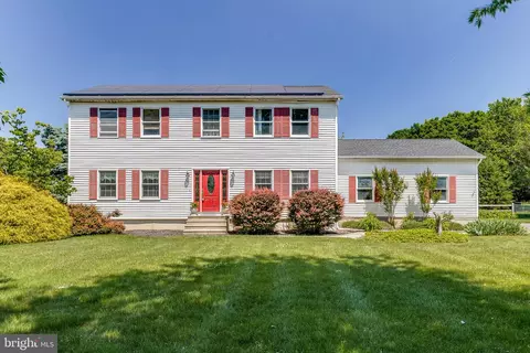 12 N Hockey Dr, Columbus, NJ 08022
