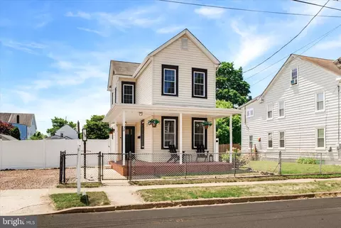 38 E 2nd St, Florence, NJ 08518