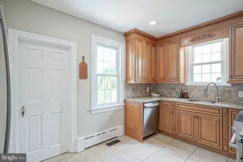 Entry Way - 20 Cooper Ave, Marlton, NJ 08053 photo 5 of 7