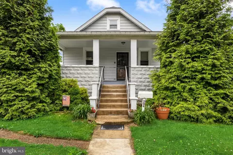 304 S Forklanding Rd, Maple Shade, NJ 08052