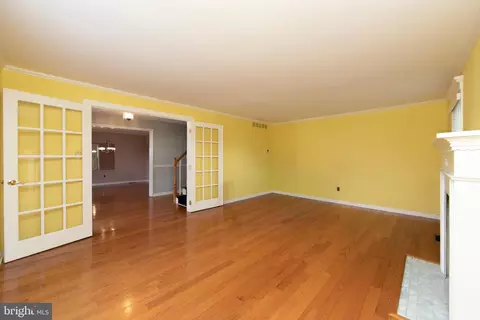 Living - 2 Jay Ct, Marlton, NJ 08053 photo 2 of 8