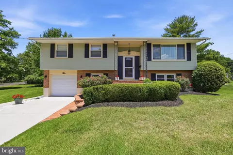 2 Carriage Ln, Marlton, NJ 08053