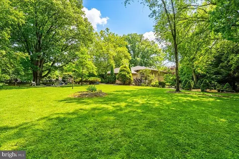 2 Orchard Ave, Bordentown, NJ 08505