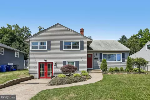 8 Rose Ln, Burlington, NJ 08016