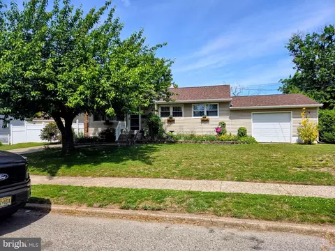 410 Larchmont Dr, Delanco, NJ 08075