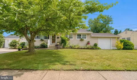 410 Larchmont Dr, Delanco, NJ 08075