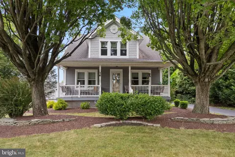 16 Holloway Ln, Bordentown, NJ 08505
