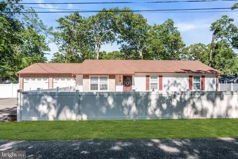 28 Geranium St, Browns Mills, NJ 08015
