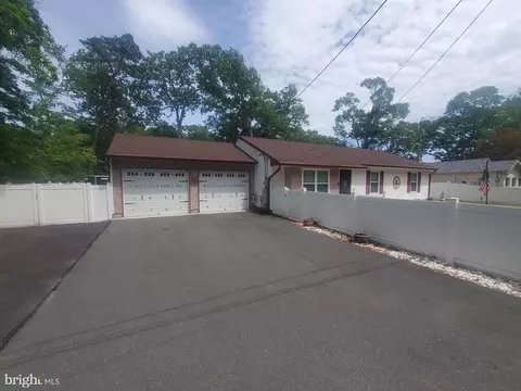 28 Geranium St, Browns Mills, NJ 08015