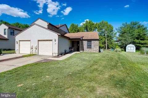 12 E Oleander Dr, Mount Laurel, NJ 08054